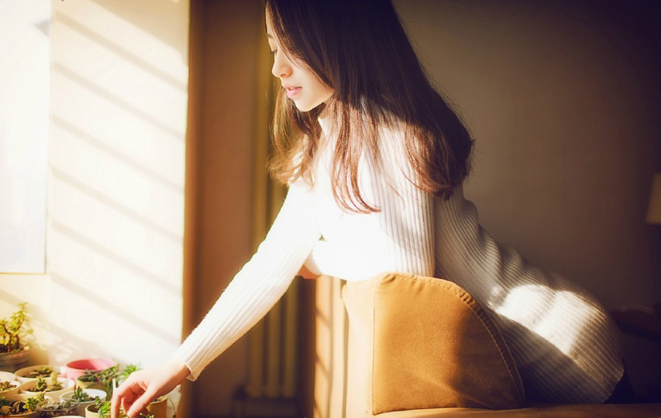 有一天友谊和爱情碰见。爱情问友谊：世上有我了，为什么还要有你的存在？友谊笑着说：爱情会让人们流泪，而友谊的存在就是帮人们擦干眼泪。朋友就是：偶尔会为你忧虑给你关心替你懆心想你开心逗你开心请你放心。